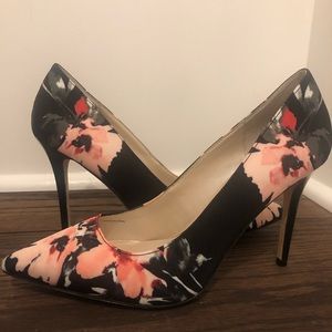 White House Black Market: Flower Printed Pumps 6.5